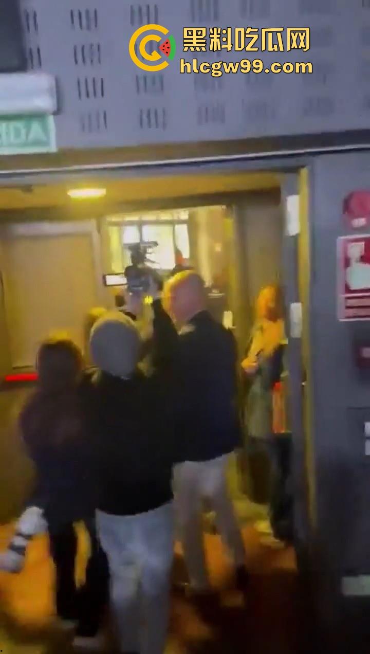 欧洲爱国者峰会再添骚乱！赤裸上身女权人士冲进了会场抗议，抗议内容写在奶子上，这点好评。-8