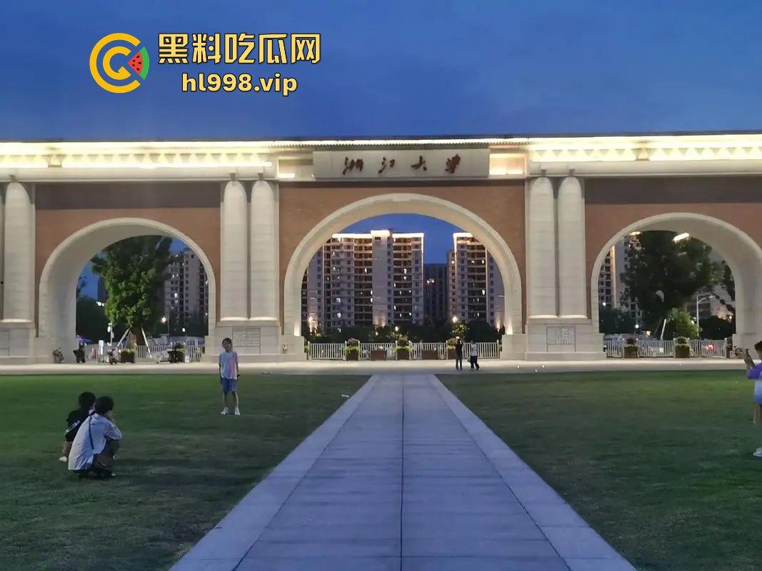 浙江大学情侣教室大战被监控拍下!智慧教室秒变性爱课堂,高材生用最奇葩方式学习!-3