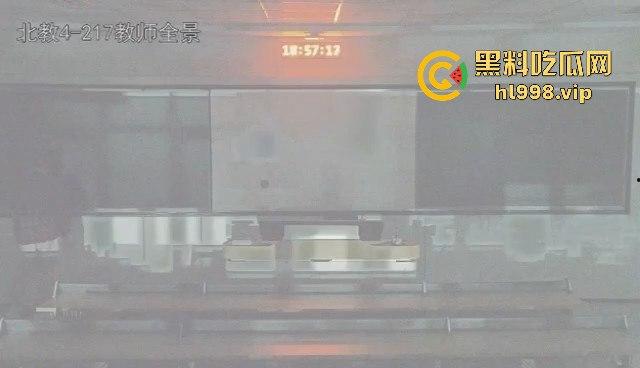 浙江大学情侣教室大战被监控拍下!智慧教室秒变性爱课堂,高材生用最奇葩方式学习!-5