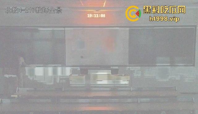 浙江大学情侣教室大战被监控拍下!智慧教室秒变性爱课堂,高材生用最奇葩方式学习!-7