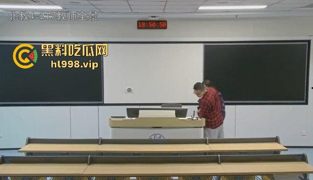 浙江大学情侣教室大战被监控拍下!智慧教室秒变性爱课堂,高材生用最奇葩方式学习!-9