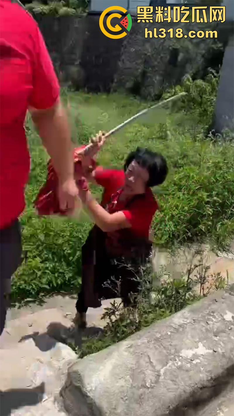 福建泉州变态男子,兽性大发竟试图强奸69岁老太,结果男子被当场抓获,老太差点迎来第二春!-3