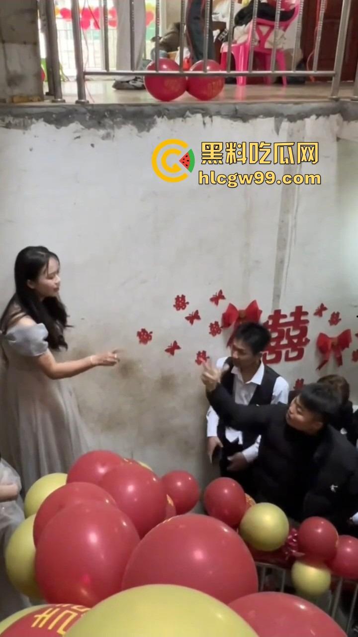 广西老表结婚，伴娘拦路奶子太犯规，伴郎不闯关就算了，光盯着人家胸看，感觉不错想再办一场？-7