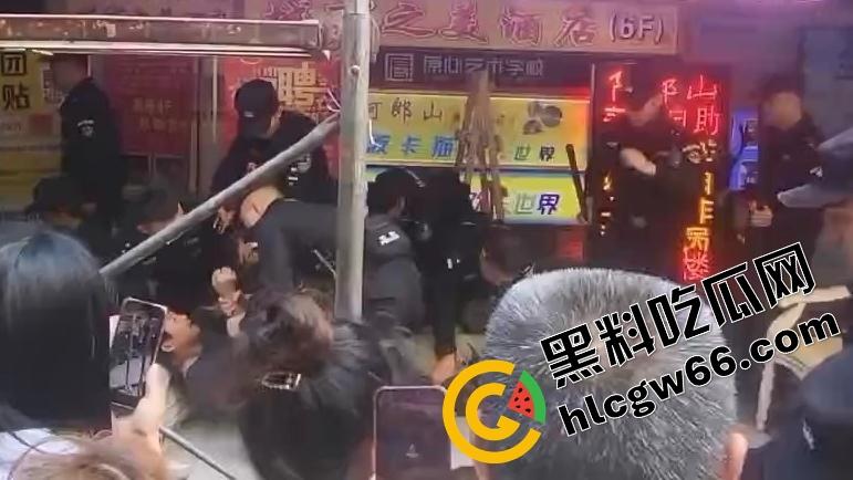 四川绵阳两爷子上头袭警?小事调解变刑事,抓进去才老实,属实是安逸得很!-1