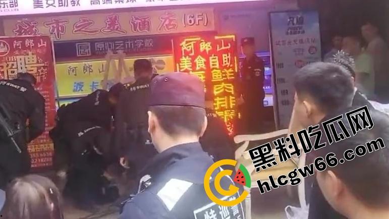 四川绵阳两爷子上头袭警?小事调解变刑事,抓进去才老实,属实是安逸得很!-4