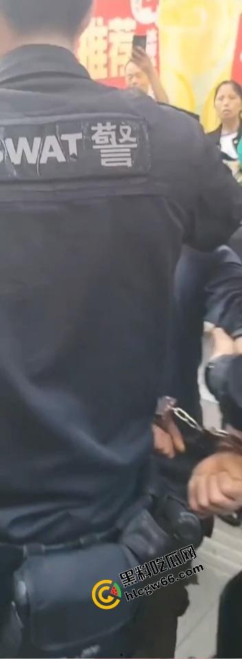 四川绵阳两爷子上头袭警?小事调解变刑事,抓进去才老实,属实是安逸得很!-6