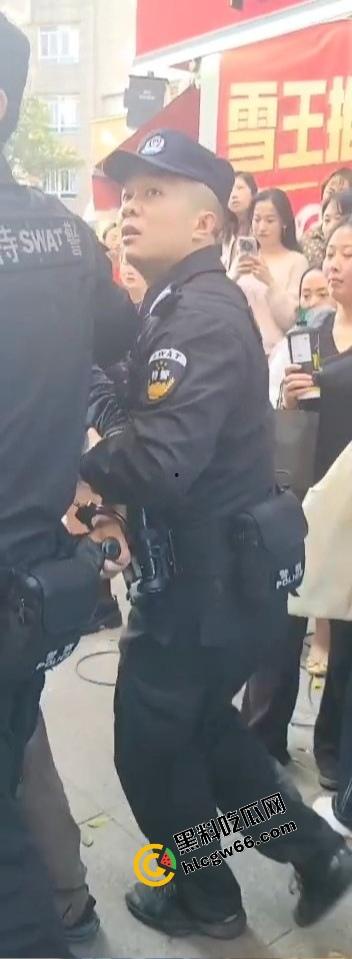 四川绵阳两爷子上头袭警?小事调解变刑事,抓进去才老实,属实是安逸得很!-7