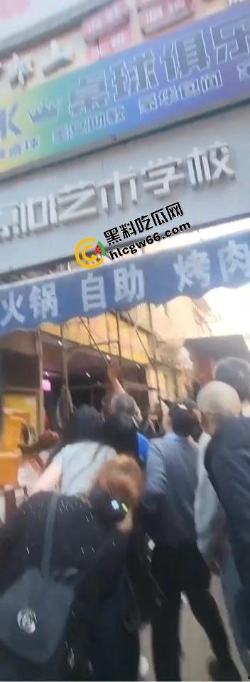 四川绵阳两爷子上头袭警?小事调解变刑事,抓进去才老实,属实是安逸得很!-11