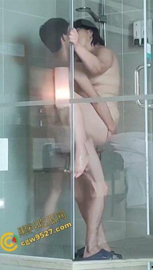 海角乱伦【妈妈的味道】!出差途中偷会干妈,酒店浴室后入激战,床上解锁新体位,无套内射爽翻天-4