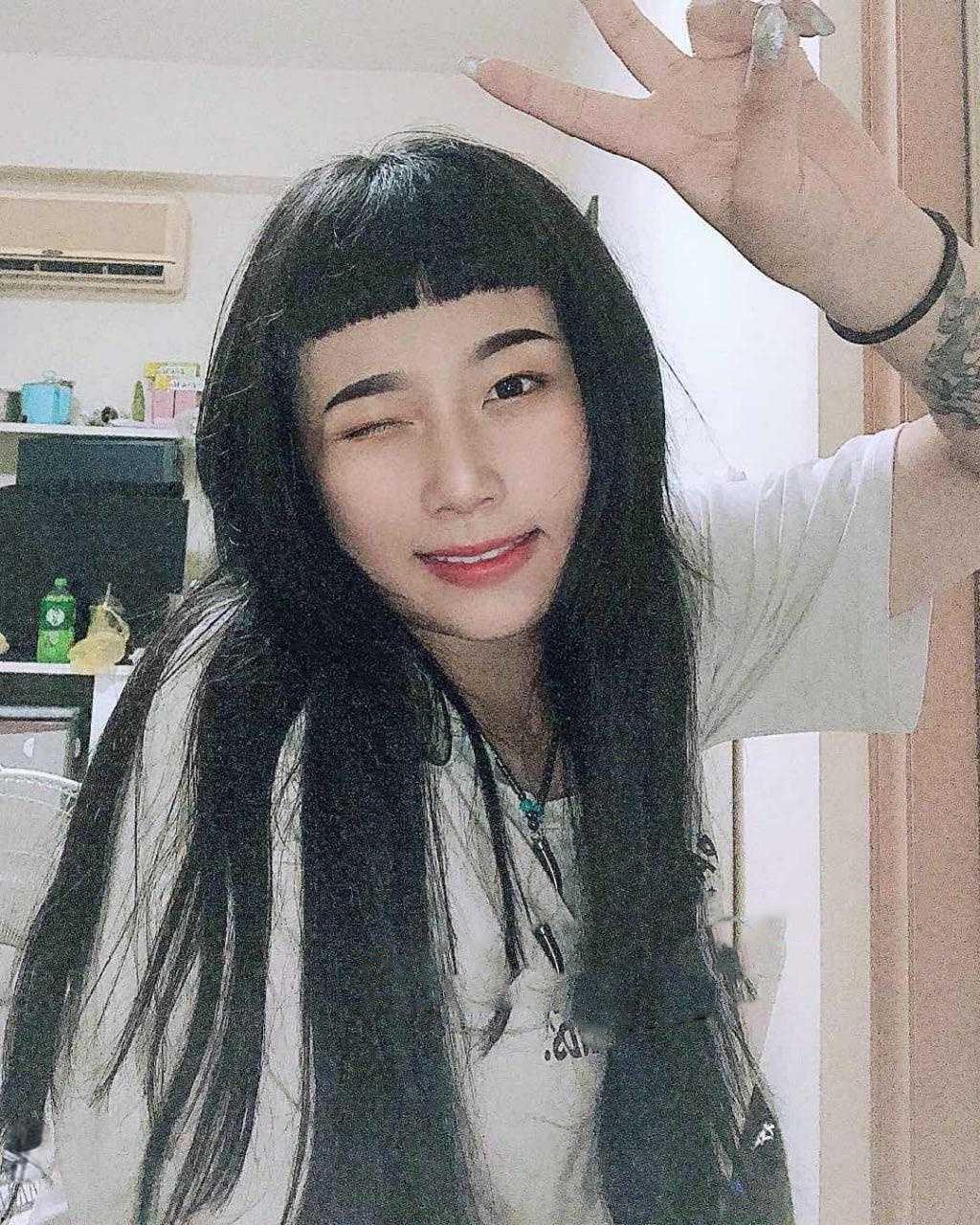 711巨乳女店员【林雯霞】，萝莉嫩妹上班期间在线自慰，超骚漏奶视频外流，傲人双峰呼之欲出，堪称视觉核弹！-3