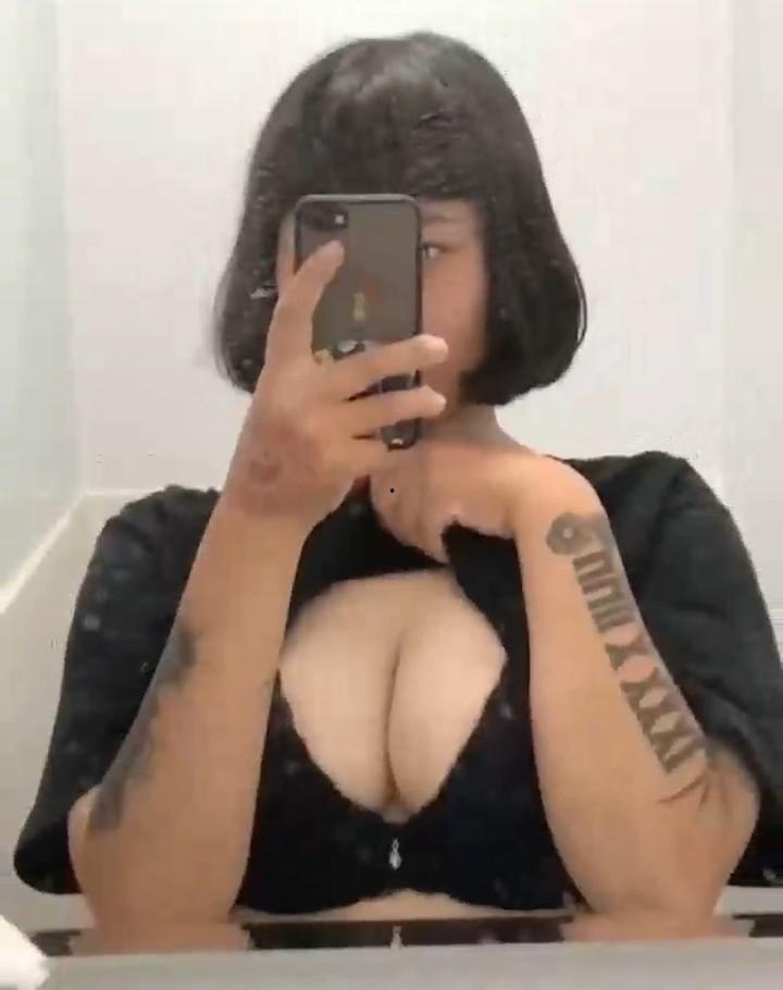 711巨乳女店员【林雯霞】，萝莉嫩妹上班期间在线自慰，超骚漏奶视频外流，傲人双峰呼之欲出，堪称视觉核弹！-6