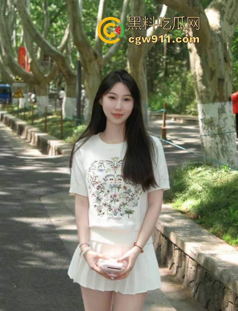 长沙理工校花【徐丽丽】约炮成瘾玩情趣调教,穿JK戴狗链被爆操颜射吞精,老淫贱了!-2