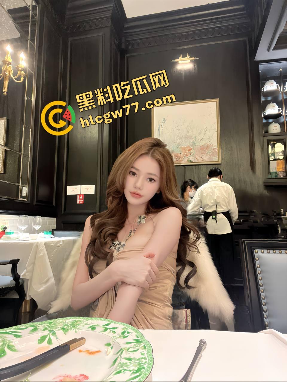 杭州绿帽夫妻首次入圈就放飞，老哥喂药助攻，我上她老婆，他趴地舔我们结合处，全程爽到脑仁麻！-2