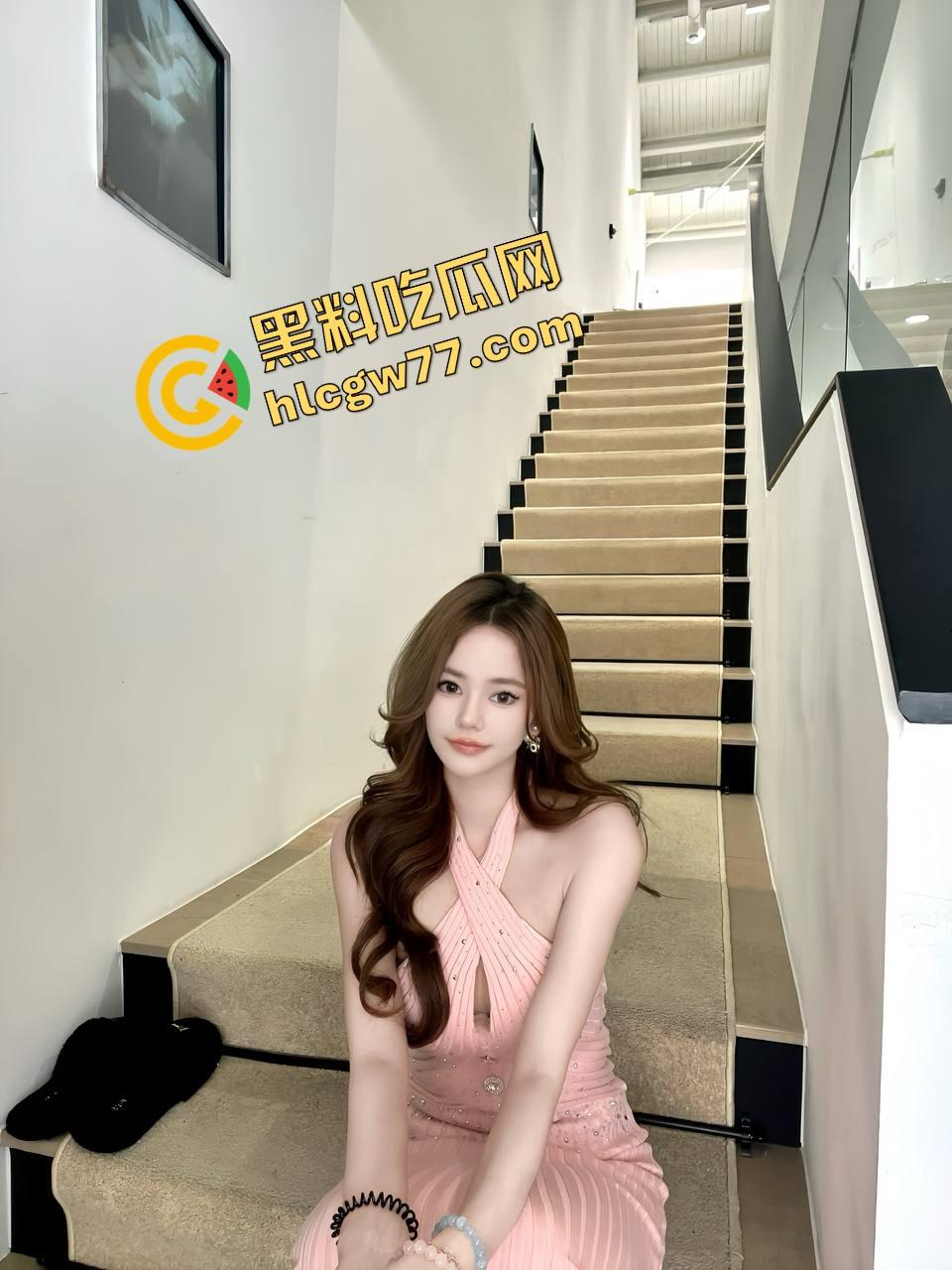 杭州绿帽夫妻首次入圈就放飞，老哥喂药助攻，我上她老婆，他趴地舔我们结合处，全程爽到脑仁麻！-3