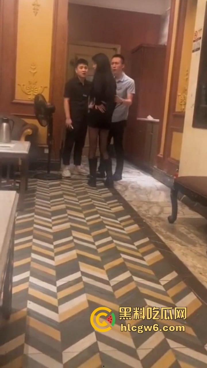 南京KTV小妹到处串台,被大哥抓个正着,不给钱还想白嫖,酒白喝了,小妹差点当场哭晕!-6