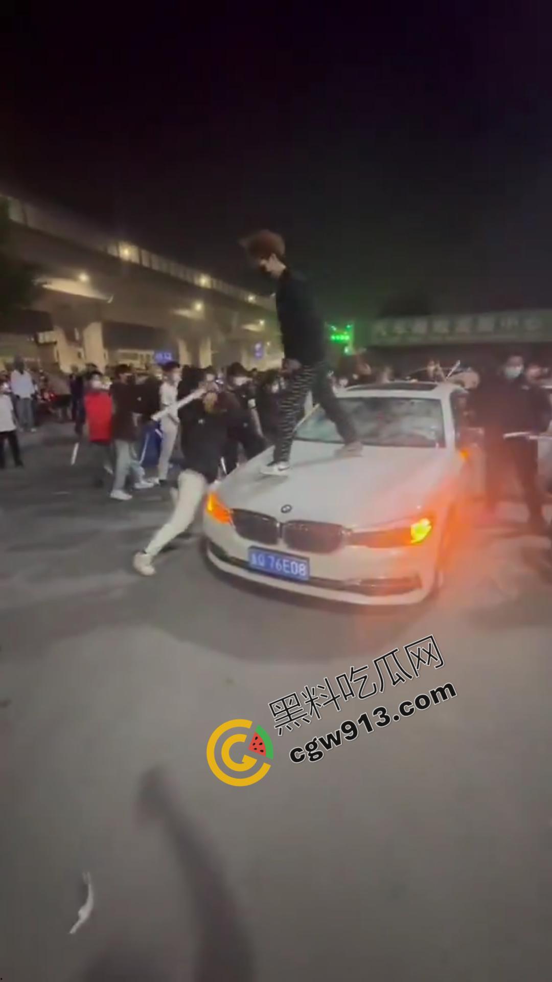 山东加油站恶性斗殴事件：精神小伙疯狂打砸，场面震撼堪比电影情节-4