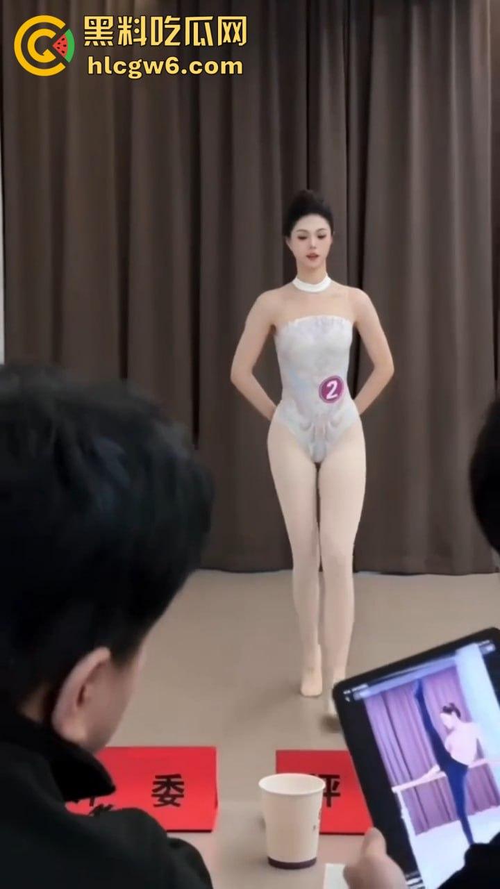 苏州舞蹈生面试白嫩大腿一字马惊艳评委，老师白天高分晚上酒店开腿猛草，专业评分瞬间变成床上实战！-9