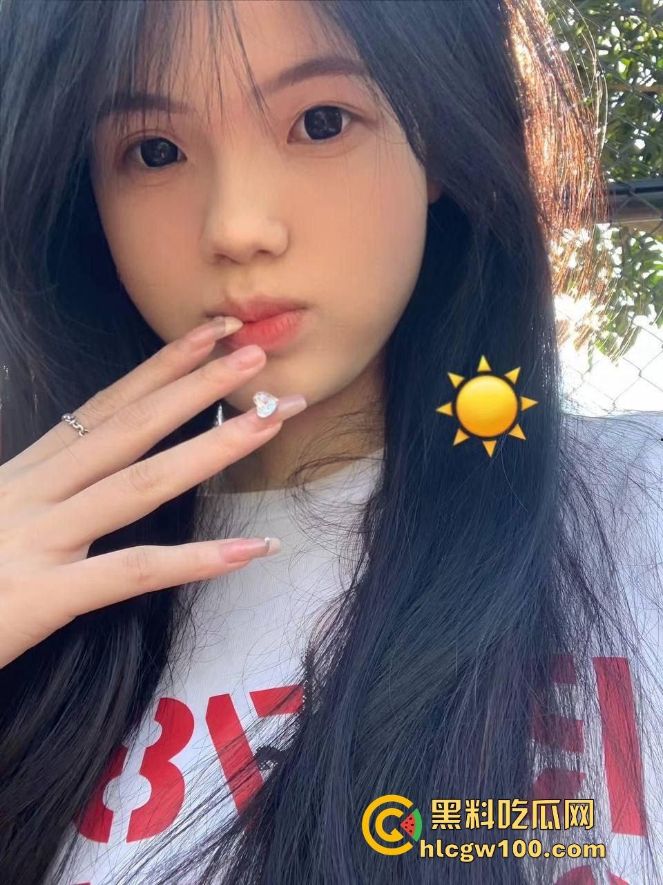 大神成功拿下00后长腿清纯嫩妹,粉嫩制服小套装修长美腿,看似初恋脸小白兔,等着调教成胯下骚母狗!-1