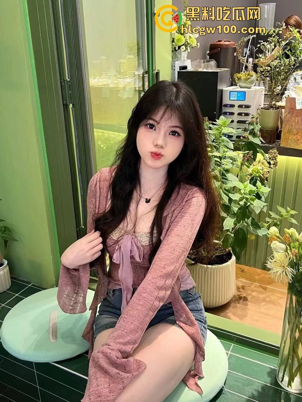 大神成功拿下00后长腿清纯嫩妹,粉嫩制服小套装修长美腿,看似初恋脸小白兔,等着调教成胯下骚母狗!-2