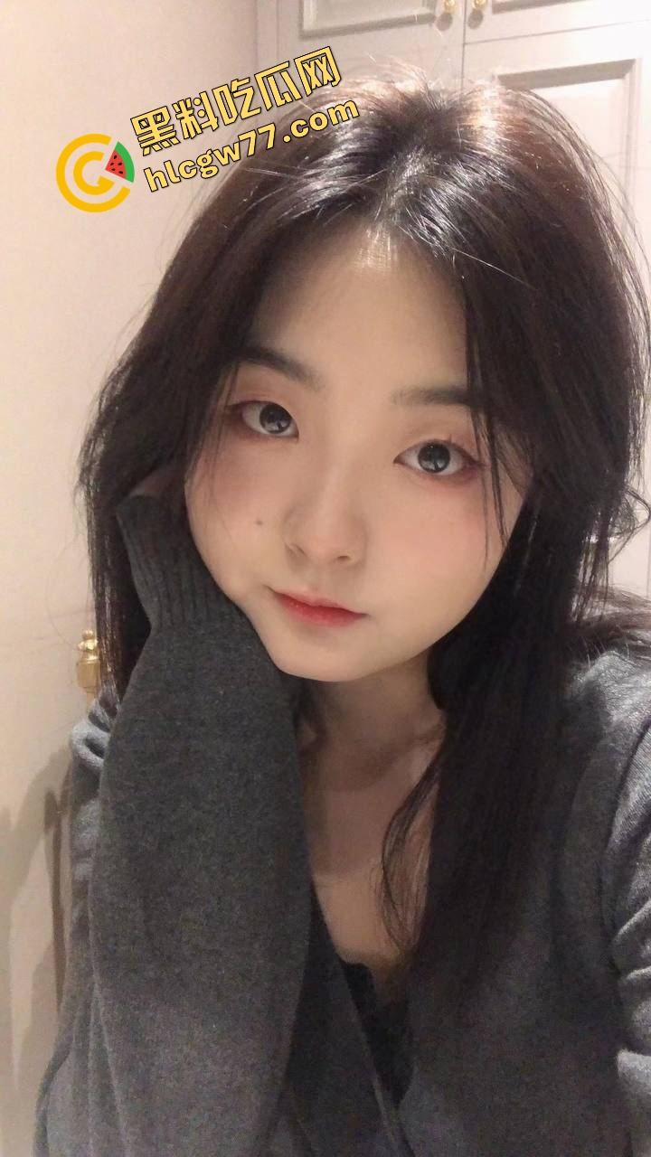 厦门麦田科技公司那位骚得出水的同事，白天穿职业装端茶递水，晚上脱光给人跪着舔屌求内射！-2