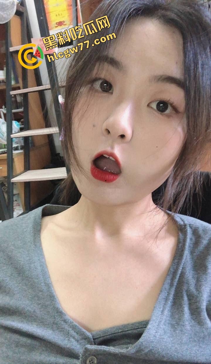 厦门麦田科技公司那位骚得出水的同事，白天穿职业装端茶递水，晚上脱光给人跪着舔屌求内射！-4