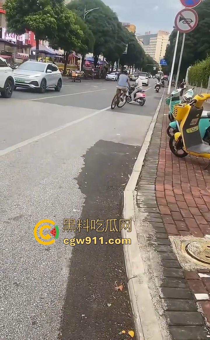 你的外卖正在撞击学生！路怒症外卖员跟骂人学生吵架，外卖心底不服直接掉头撞了上去，学生眼神一下就清澈了！-3