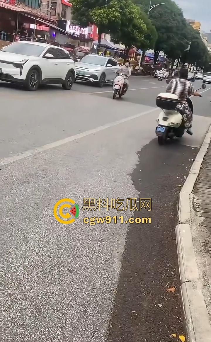 你的外卖正在撞击学生！路怒症外卖员跟骂人学生吵架，外卖心底不服直接掉头撞了上去，学生眼神一下就清澈了！-4