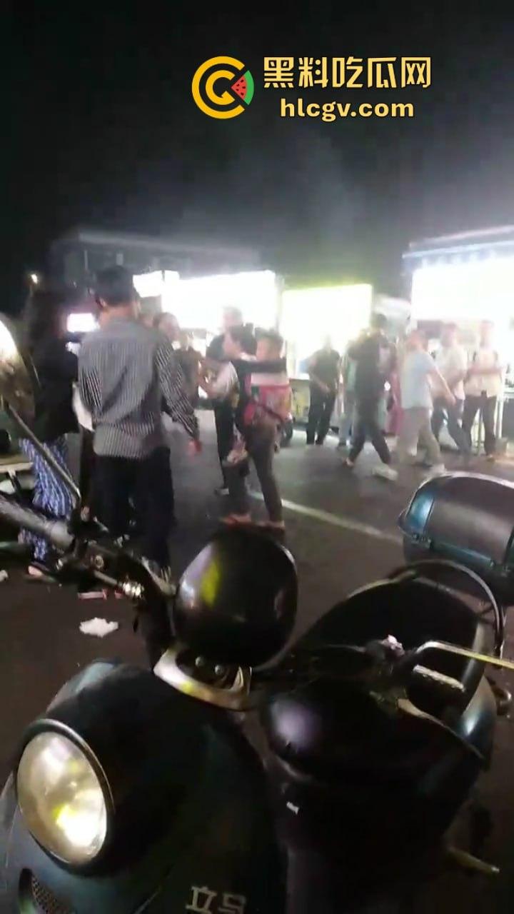 珠海渣男约会小三遭全家围堵暴打 无耻小三被扒光游街 亲爹都看不下去了！-2