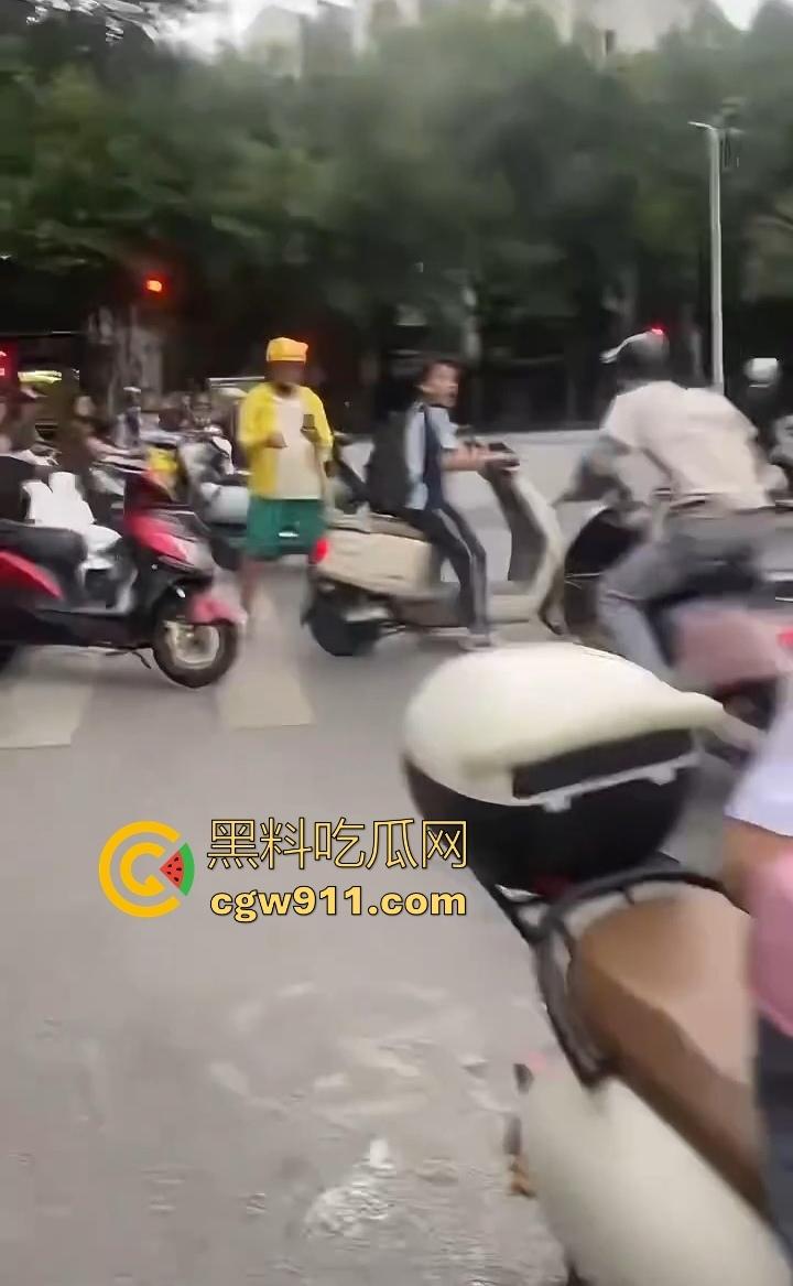你的外卖正在撞击学生！路怒症外卖员跟骂人学生吵架，外卖心底不服直接掉头撞了上去，学生眼神一下就清澈了！-7