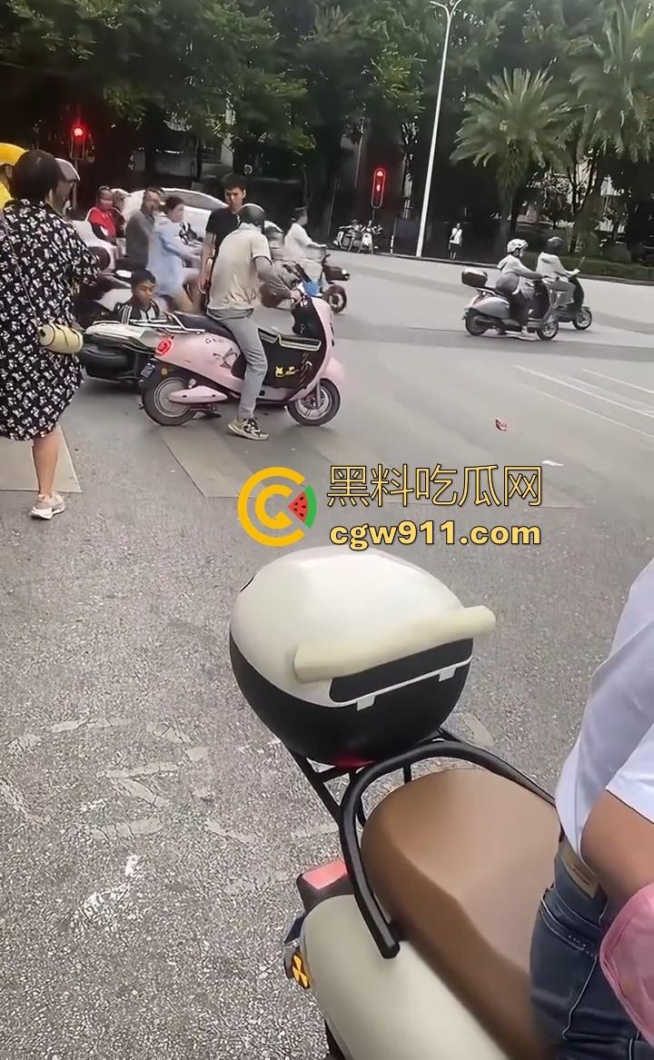 你的外卖正在撞击学生！路怒症外卖员跟骂人学生吵架，外卖心底不服直接掉头撞了上去，学生眼神一下就清澈了！-8