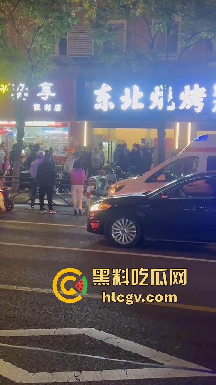 南通东北烧烤场闹大事！两桌人喝多对视一眼就起冲突，口角升级直接捅人！看人一眼都要命！-9