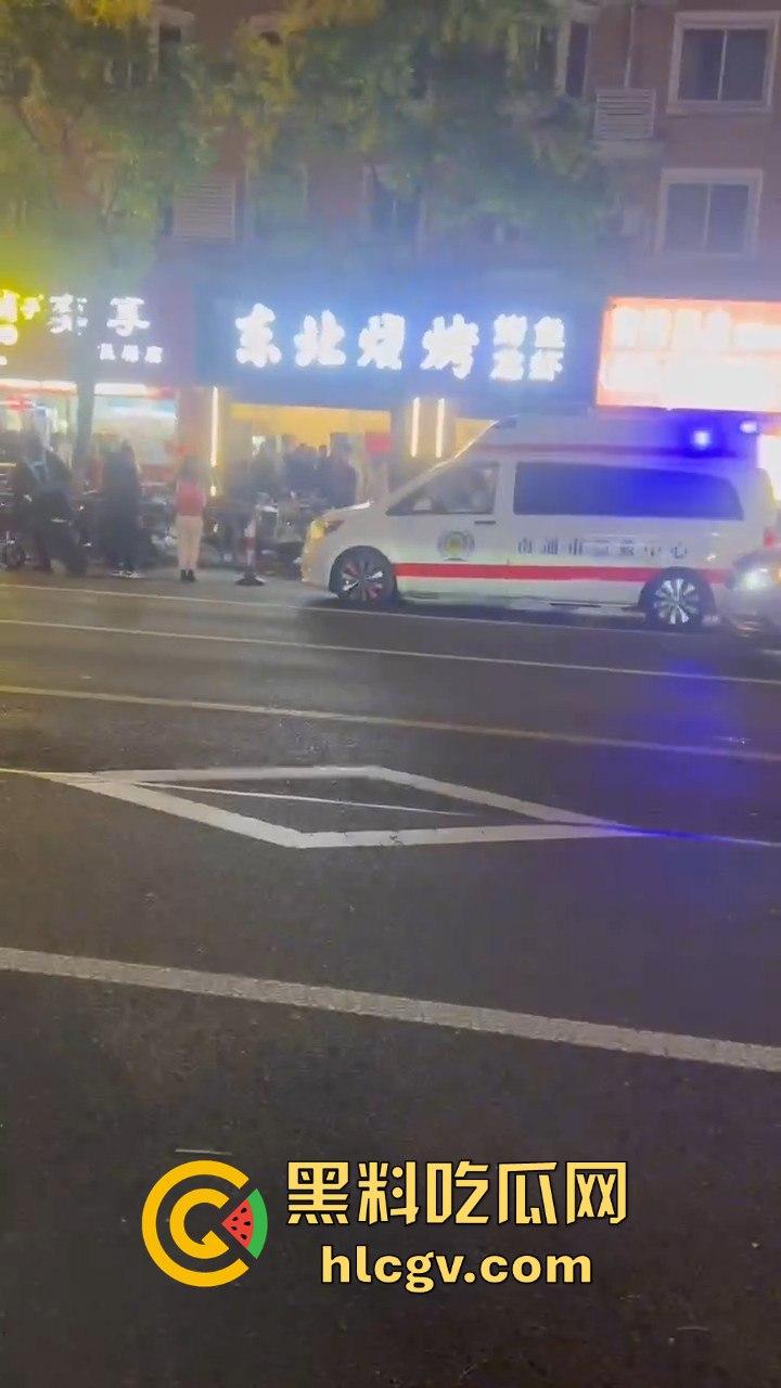 南通东北烧烤场闹大事！两桌人喝多对视一眼就起冲突，口角升级直接捅人！看人一眼都要命！-14
