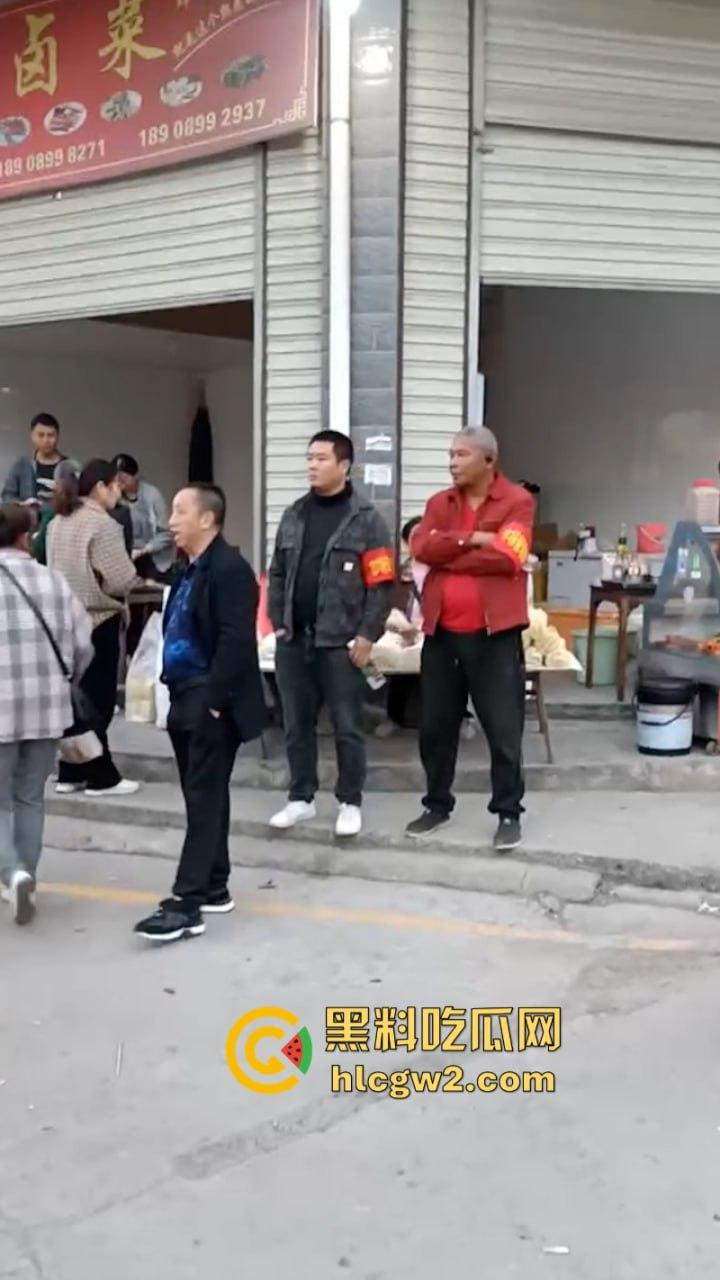 无业游民变身市场管理者?胡作非为乱收费 怀化辰溪县集贸市场管理员违法要钱被大妈一顿嘴仗攻击 都蔫逼了-2