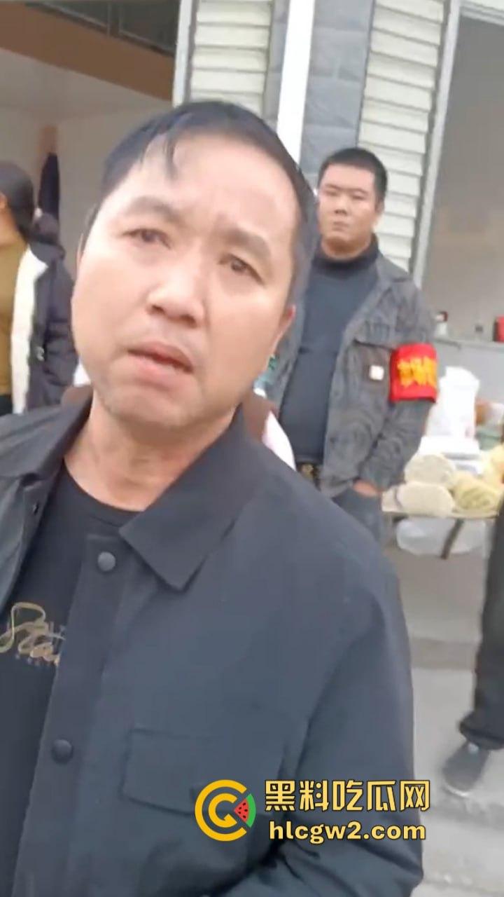 无业游民变身市场管理者?胡作非为乱收费 怀化辰溪县集贸市场管理员违法要钱被大妈一顿嘴仗攻击 都蔫逼了-3