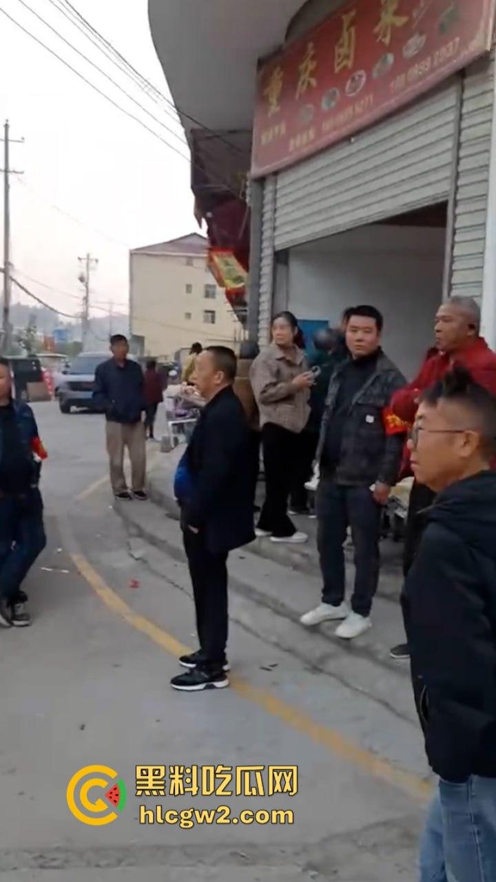 无业游民变身市场管理者?胡作非为乱收费 怀化辰溪县集贸市场管理员违法要钱被大妈一顿嘴仗攻击 都蔫逼了-4