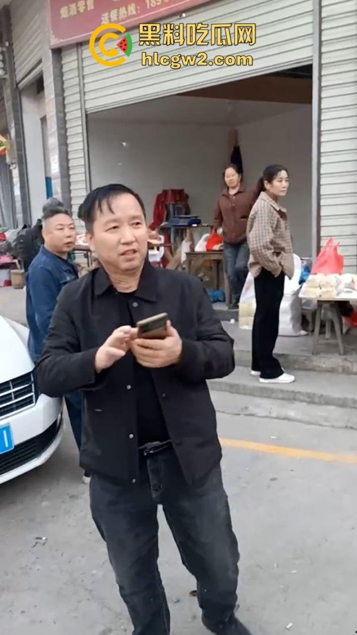 无业游民变身市场管理者?胡作非为乱收费 怀化辰溪县集贸市场管理员违法要钱被大妈一顿嘴仗攻击 都蔫逼了-5