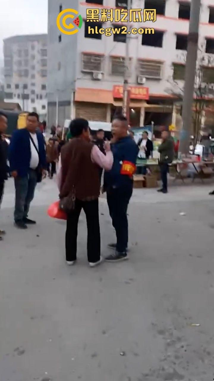 无业游民变身市场管理者?胡作非为乱收费 怀化辰溪县集贸市场管理员违法要钱被大妈一顿嘴仗攻击 都蔫逼了-6