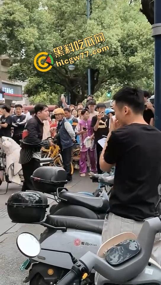 长沙纯爱战士悲剧现场,顺丰小哥为爱打工全身奉献,结果女友当街牵别人,绿得他人都傻了!-5