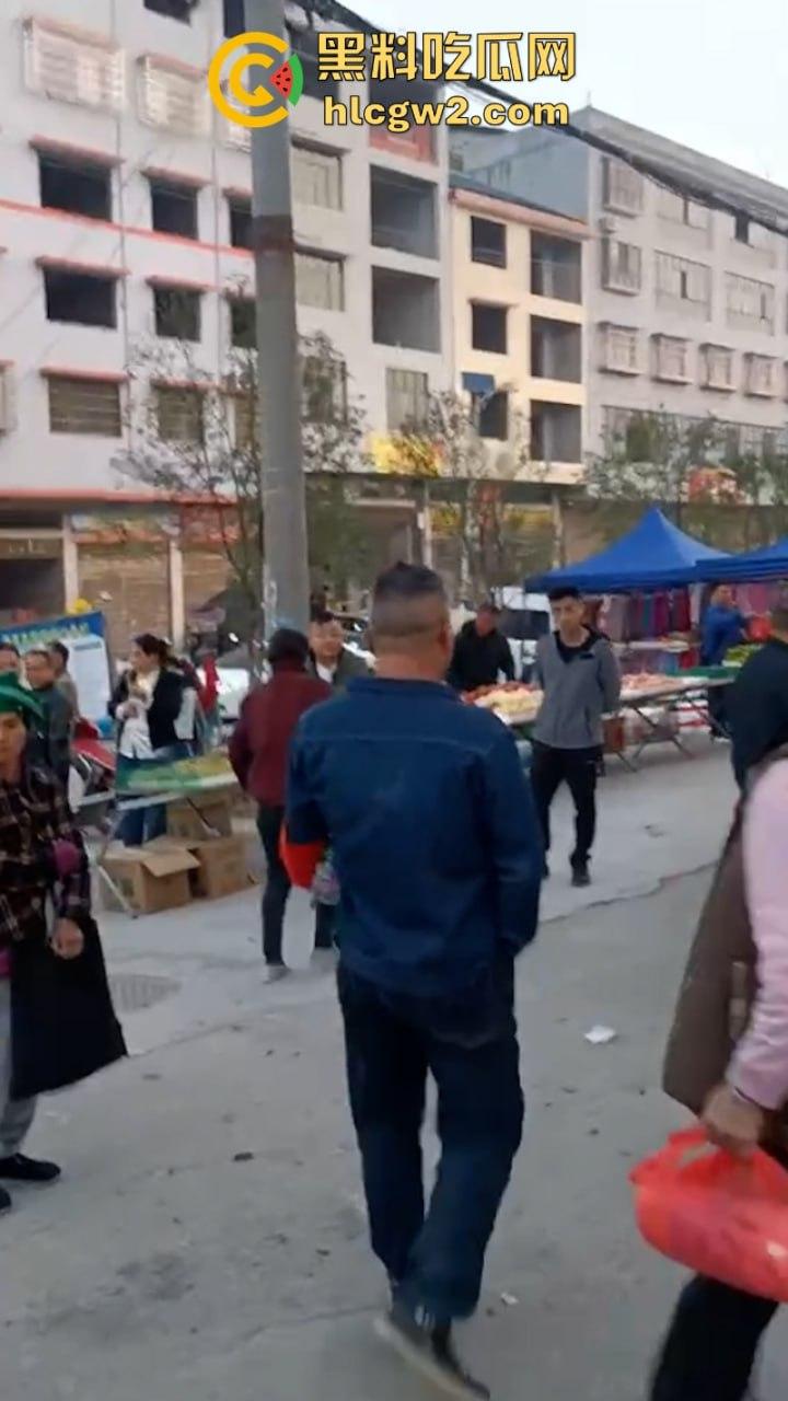 无业游民变身市场管理者?胡作非为乱收费 怀化辰溪县集贸市场管理员违法要钱被大妈一顿嘴仗攻击 都蔫逼了-7