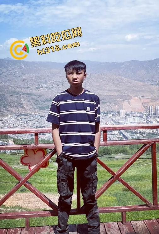 抖音爆笑热瓜,小伙拿登山杖挑牛菊花,没想到反被牛摁地摩擦,这下知道什么叫牛气冲天了吧!-3