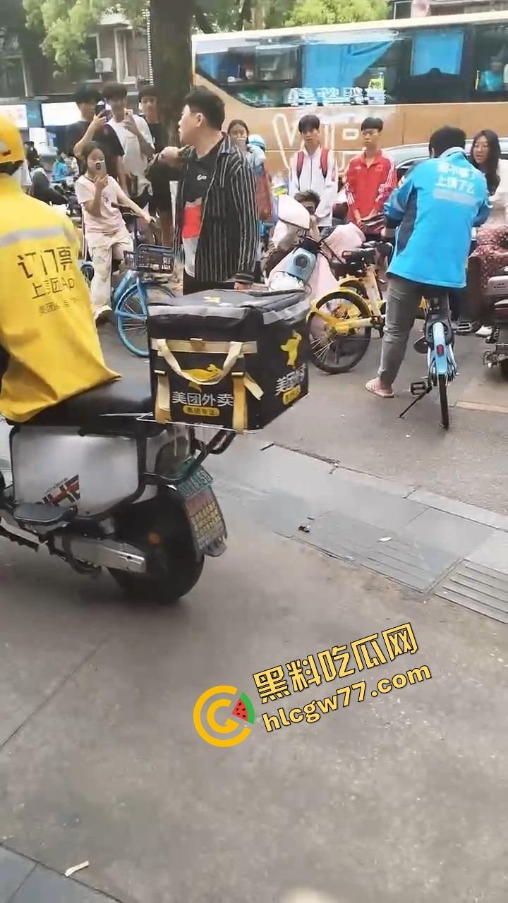 长沙纯爱战士悲剧现场,顺丰小哥为爱打工全身奉献,结果女友当街牵别人,绿得他人都傻了!-8