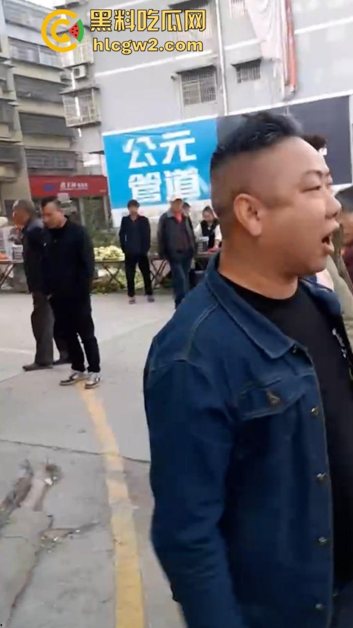 无业游民变身市场管理者?胡作非为乱收费 怀化辰溪县集贸市场管理员违法要钱被大妈一顿嘴仗攻击 都蔫逼了-8