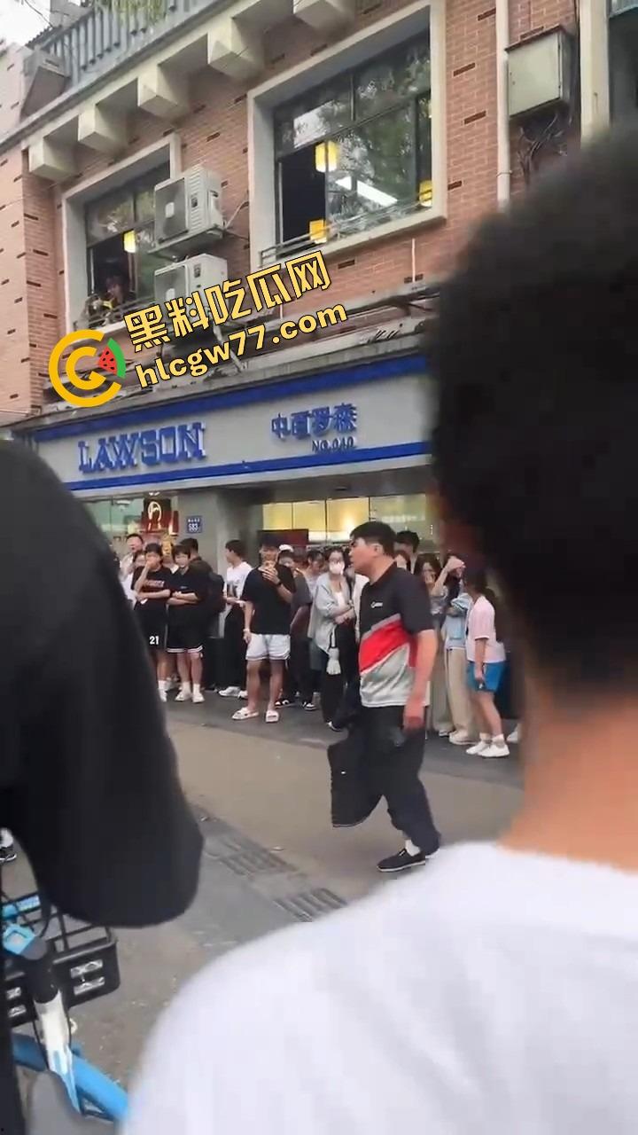 长沙纯爱战士悲剧现场,顺丰小哥为爱打工全身奉献,结果女友当街牵别人,绿得他人都傻了!-10