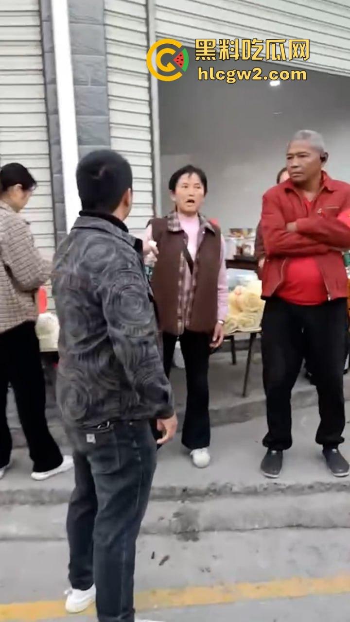 无业游民变身市场管理者?胡作非为乱收费 怀化辰溪县集贸市场管理员违法要钱被大妈一顿嘴仗攻击 都蔫逼了-9