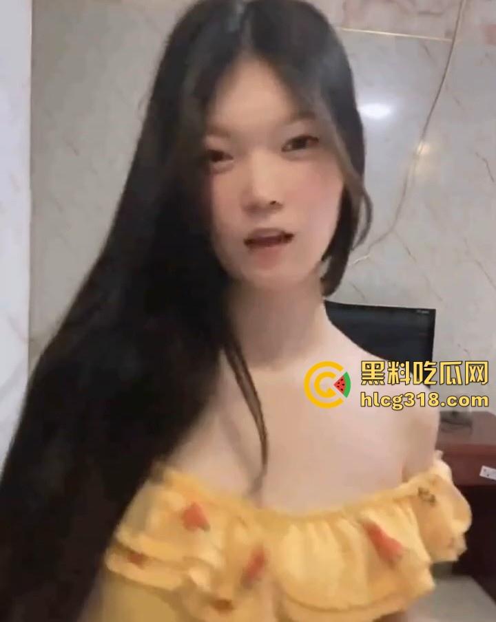 抖音小网红【谁偷了我的么蟹黄包】直播换衣走光，电视里的倒映，映出巨乳的风景，不知是有意为之还是？-4