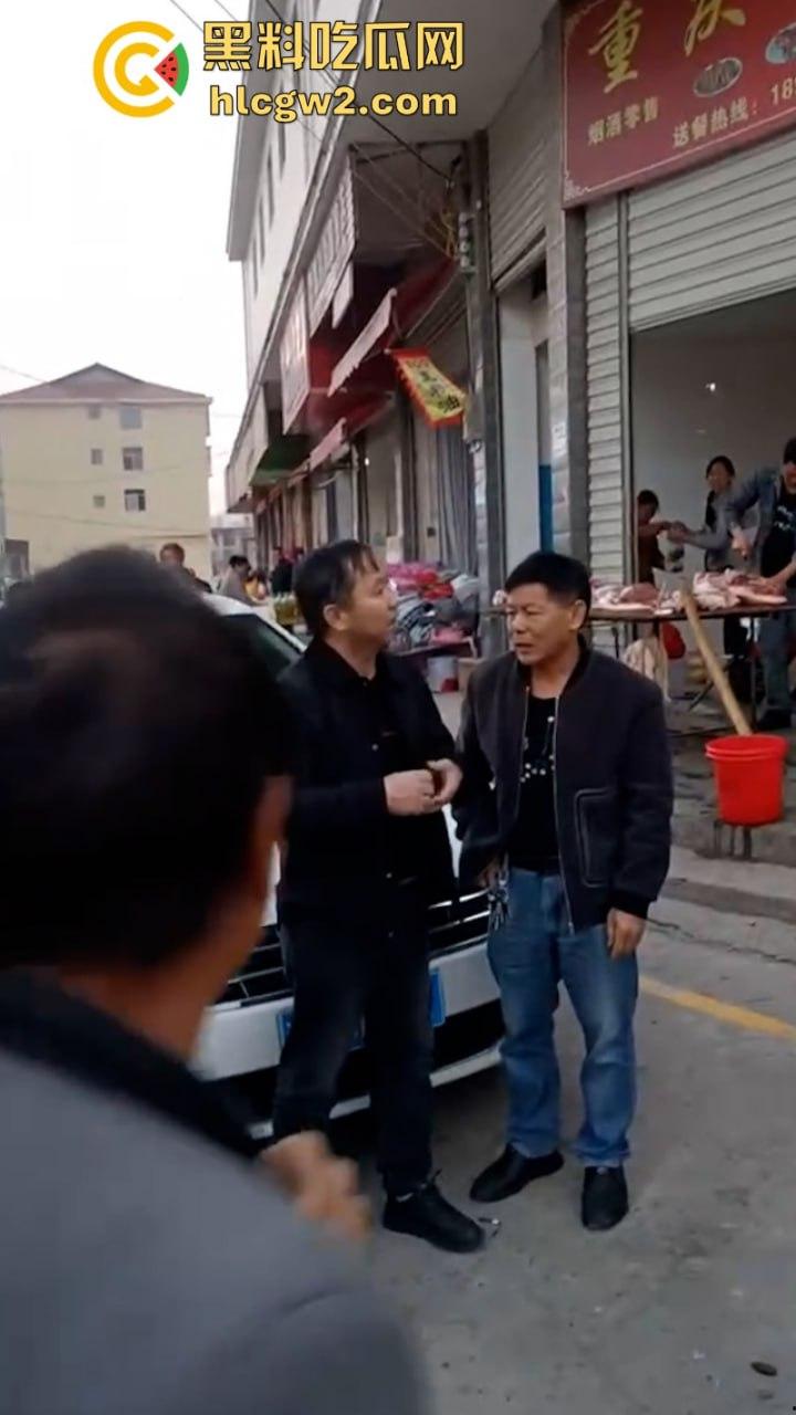 无业游民变身市场管理者?胡作非为乱收费 怀化辰溪县集贸市场管理员违法要钱被大妈一顿嘴仗攻击 都蔫逼了-11