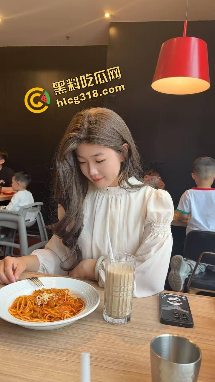 厕所都能变炮房，卫生间对镜啪啪玩花样小情侣自拍流出，腿架肩上边操边录，女主骚到破音！-4