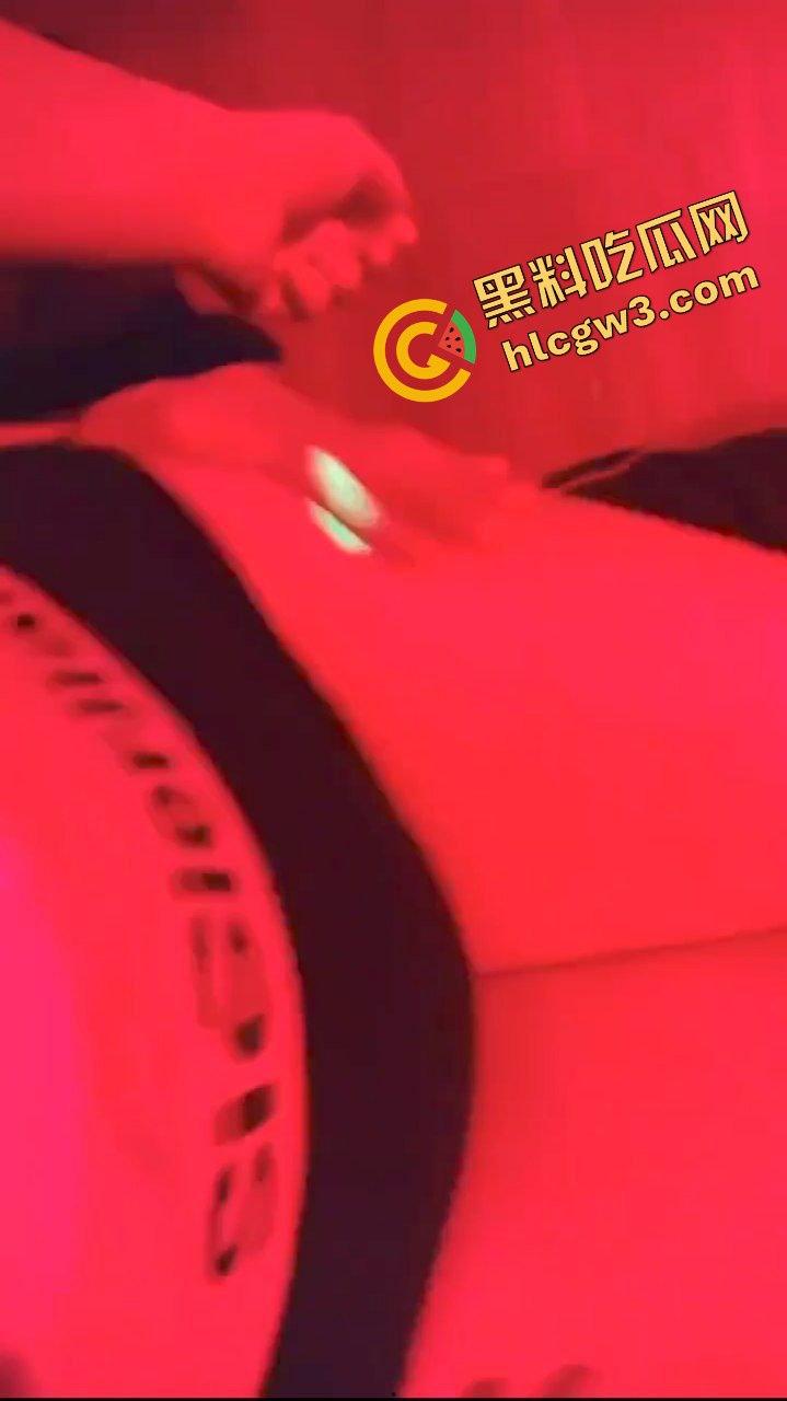 抖音内蒙古02年精神反差骚鸡『CC.』混迹酒吧勾搭单男 骚舞调情黑丝私拍!独家曝光!-3