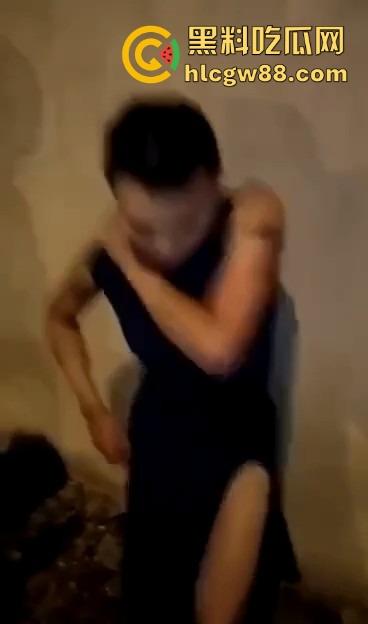 兄弟泰国嫖娼2000元找了个极品美女,关灯大战半天插不进去,一开灯直接裂开,竟是个带把的人妖!-10