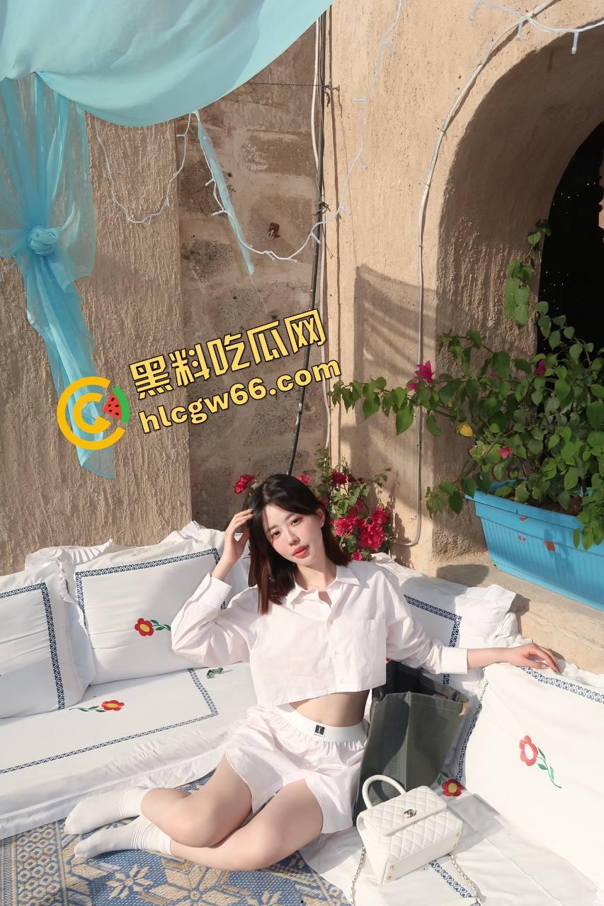 KTV艳遇升级为连环爆操,富哥点了个公主开口惊艳,半首歌还没唱完就自己跪下吃鸡!-1